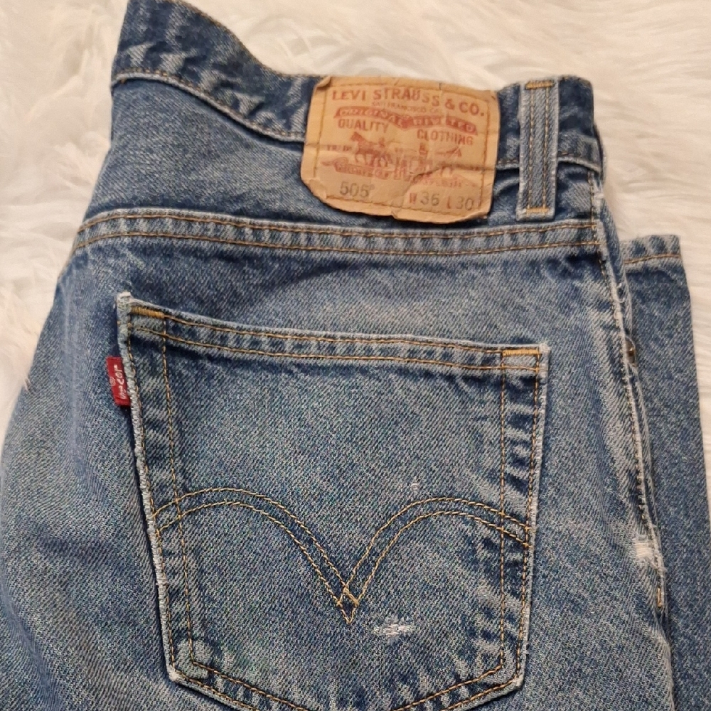Levi's Classic Blue Jeans with Signature Stitching